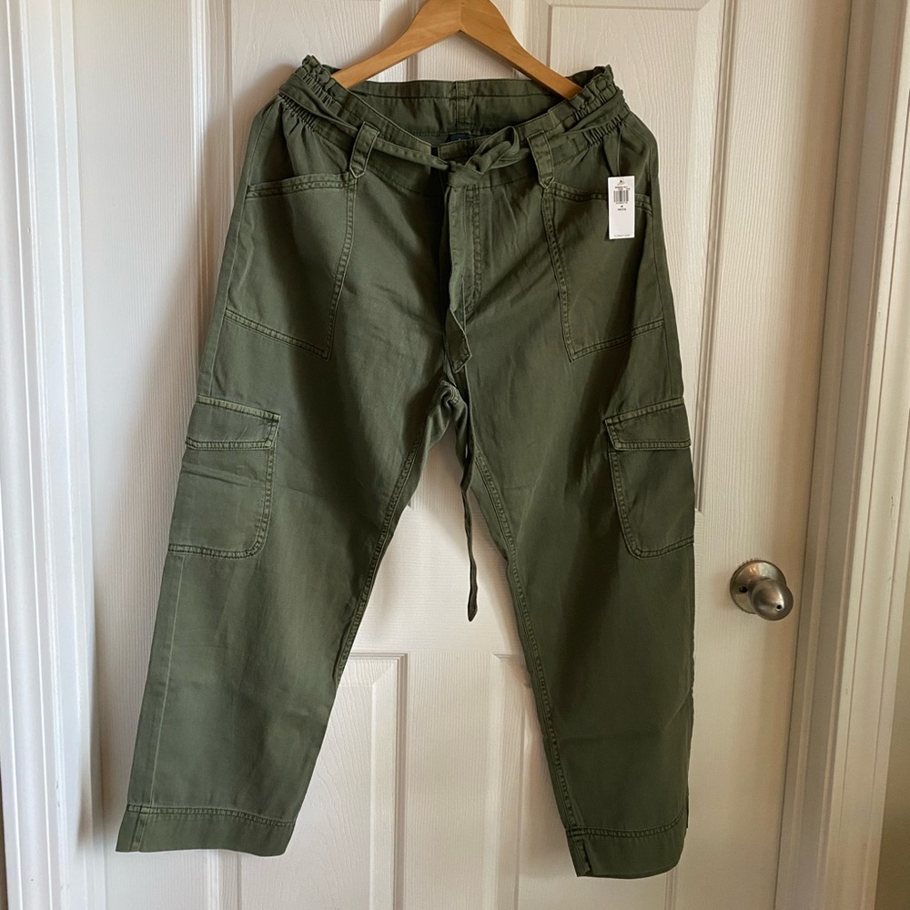 NWT Women’s Old Navy cropped cargo stretch waist pants in Green size M Petite